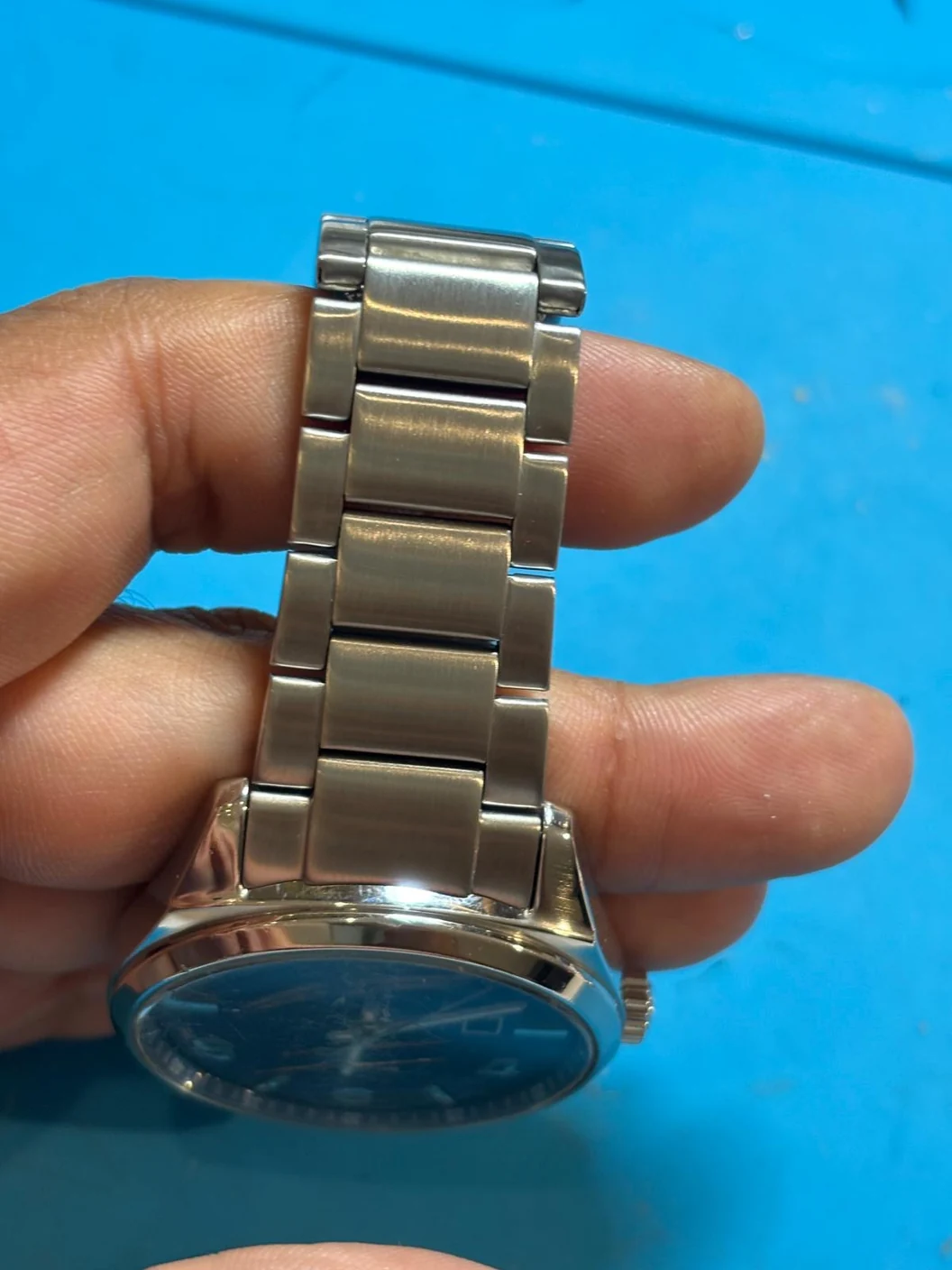 Detail of the Citizen Eco-Drive case edge and bracelet after polishing
