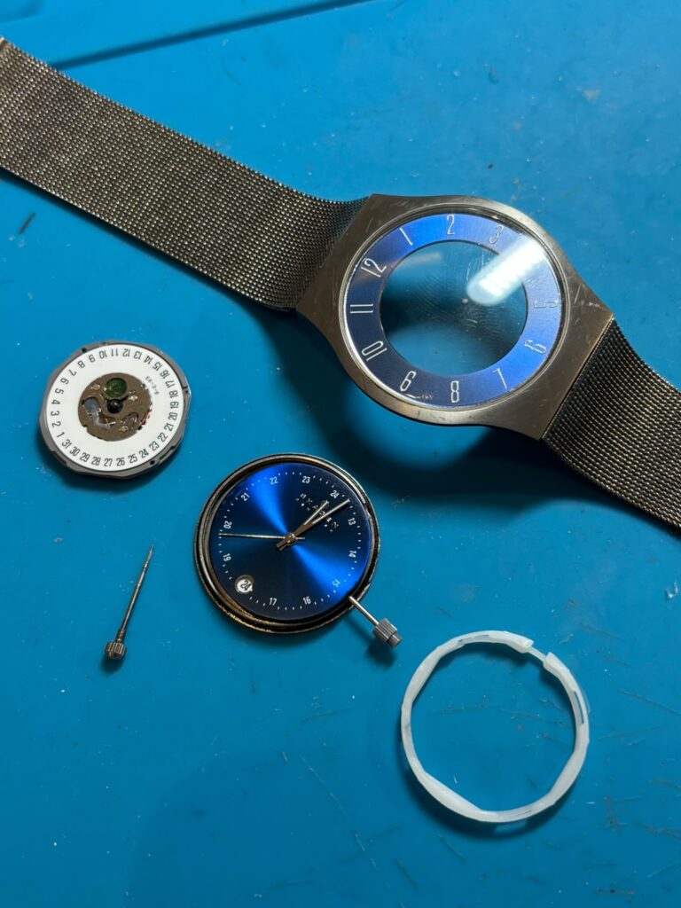 Skagen 233XLTTN quartz watch during 1M12 movement replacement